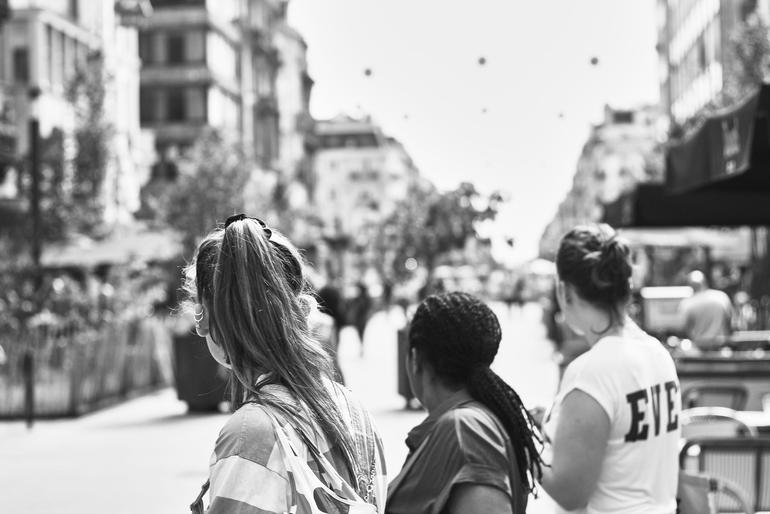 Photo noir et blanc de dos de 3 adolescentes dans le centre ville de Bruxelles