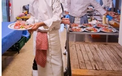 Les élèves de l’Institut Émile Gryzon préparent un repas de fête pour les pensionnaires de la résidence Sainte Gertrude dans les Marolles